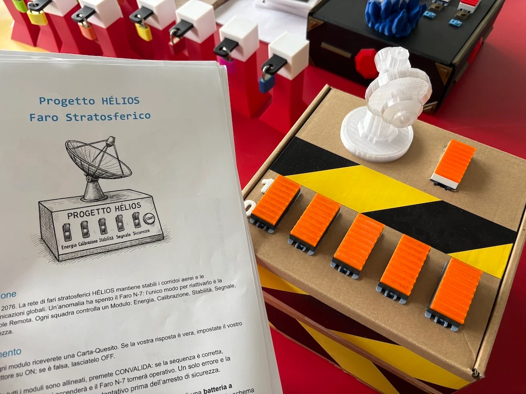 Materiali del progetto Hélios disposti su un tavolo: scheda didattica, moduli fisici con interruttori e componenti stampati in 3D.